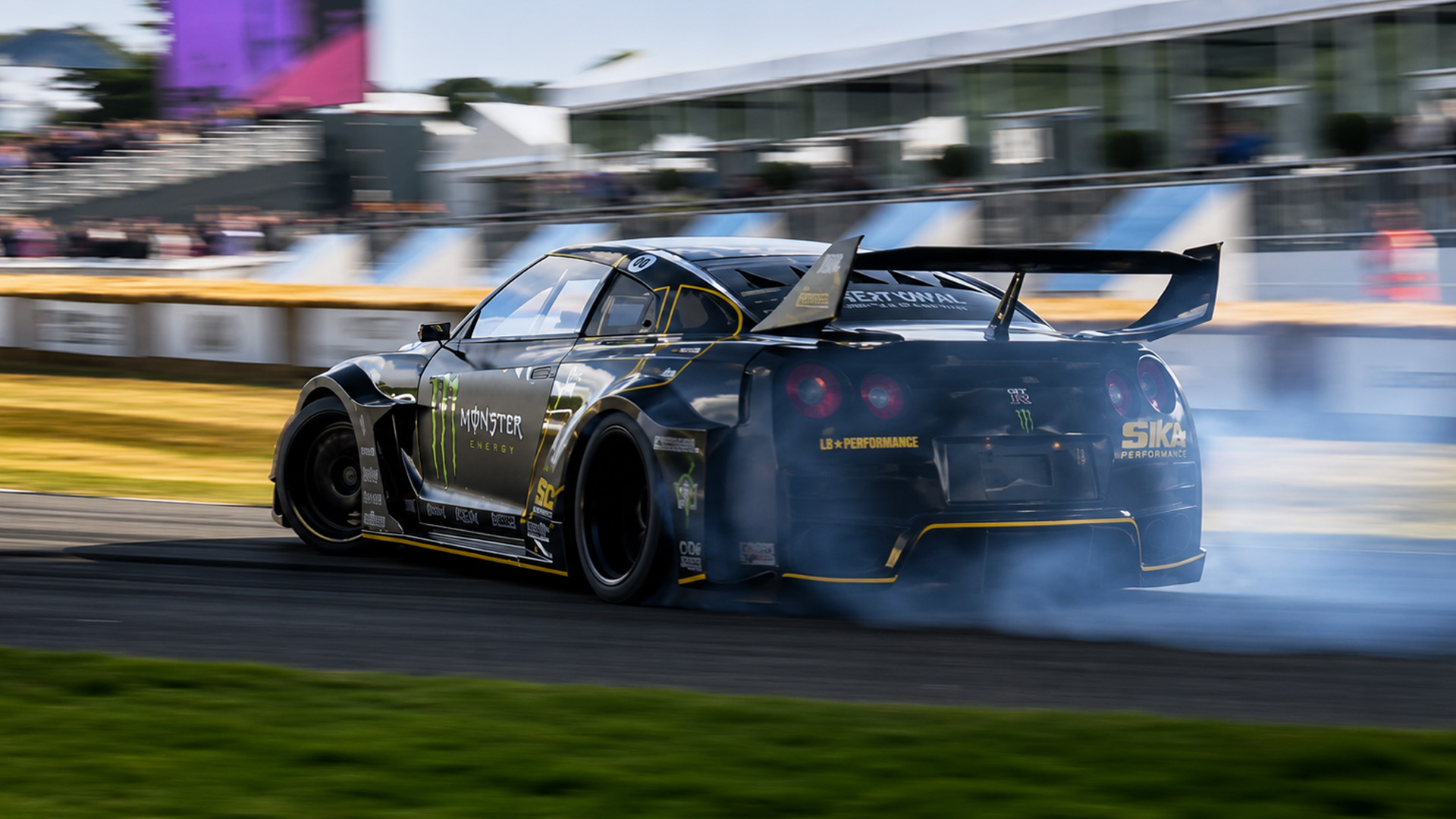 Nissan GT-R maakt een grote drift over het circuit