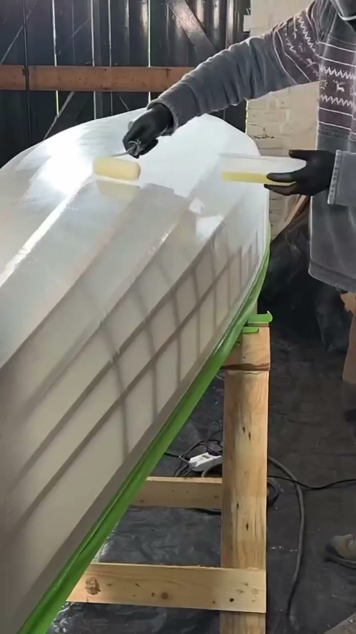 I built a canoe: watch the final stages! 🚣‍♂️