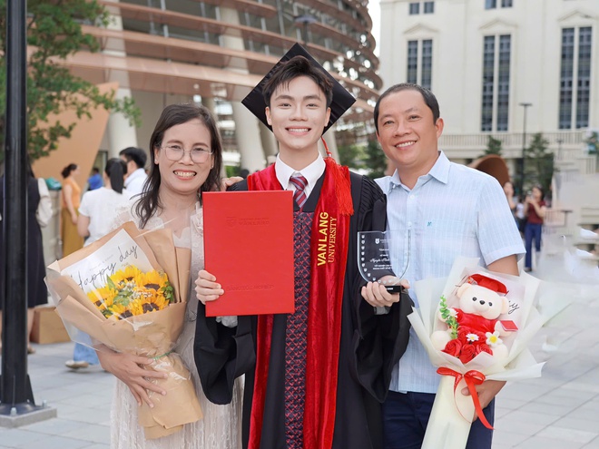 Tân cử nhân hát khi phát biểu tốt nghiệp từng là thí sinh The Voice Kids gần chục năm trước