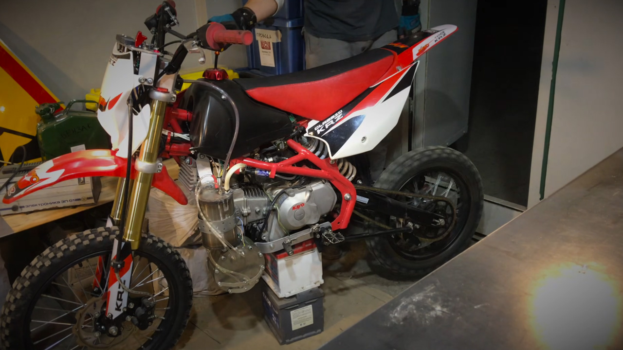 Testing a homemade high pressure hydrogen booster on a motorcycle