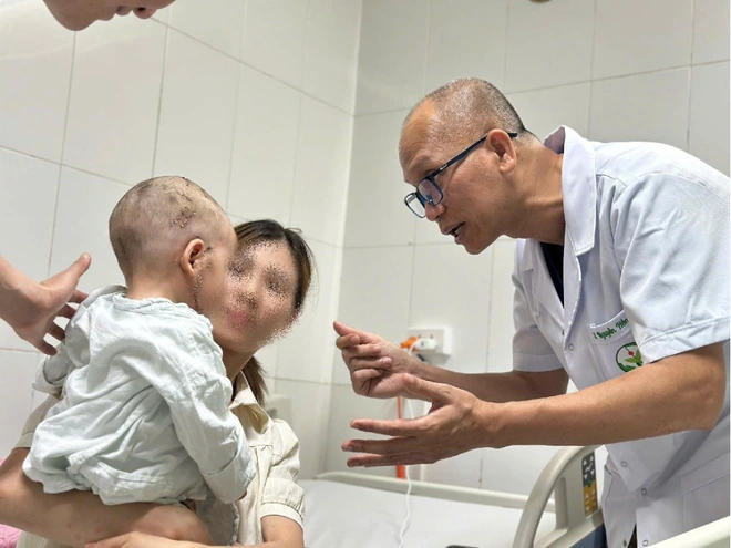 Chó cắn nát vùng mặt bé trai 2 tuổi