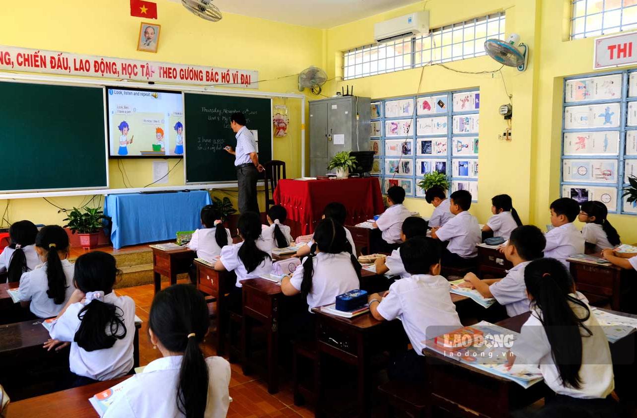 Nghiên cứu giao tổng biên chế giáo viên cho địa phương tự chủ tuyển dụng, sử dụng