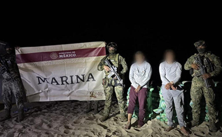 Elementos de la Secretaría de Marina (Semar) aseguraron casi dos toneladas de cocaína en Zihuatanejo, Guerrero, y arrestaron a dos personas. Foto: Especial