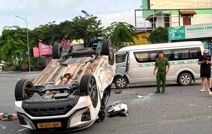 Xe 16 chỗ tông taxi 'lấm lưng trắng bụng', nhiều người bị thương, có trẻ em