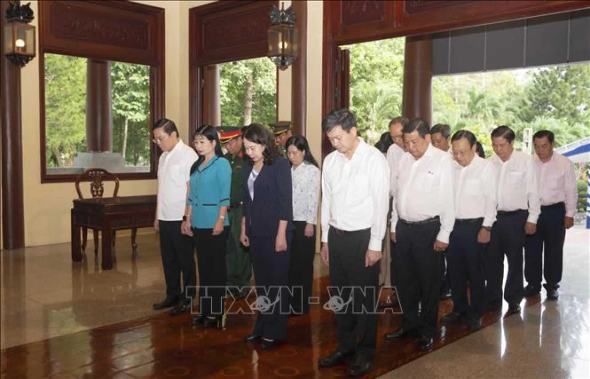 Phó Chủ tịch nước Võ Thị Ánh Xuân dâng hương tưởng nhớ Chủ tịch Tôn Đức Thắng tại quê nhà An Giang