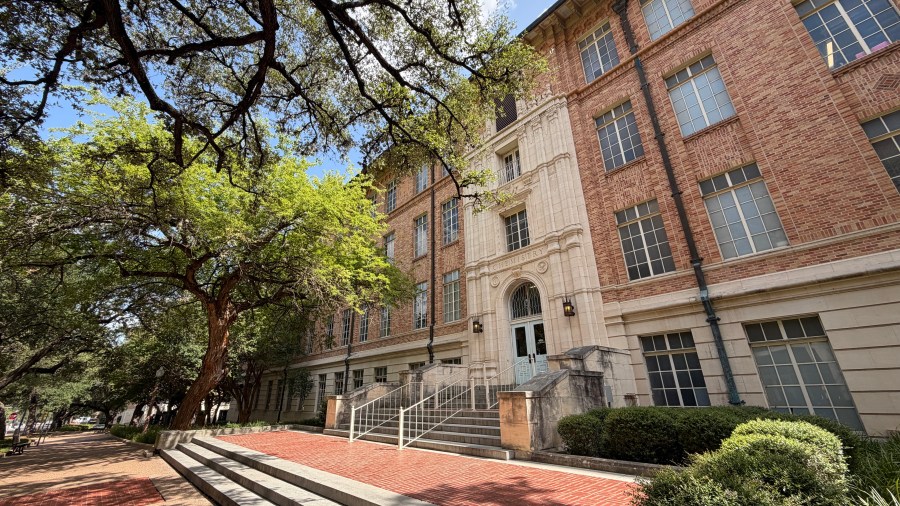 Changes to UT Austin's required classes split campus community