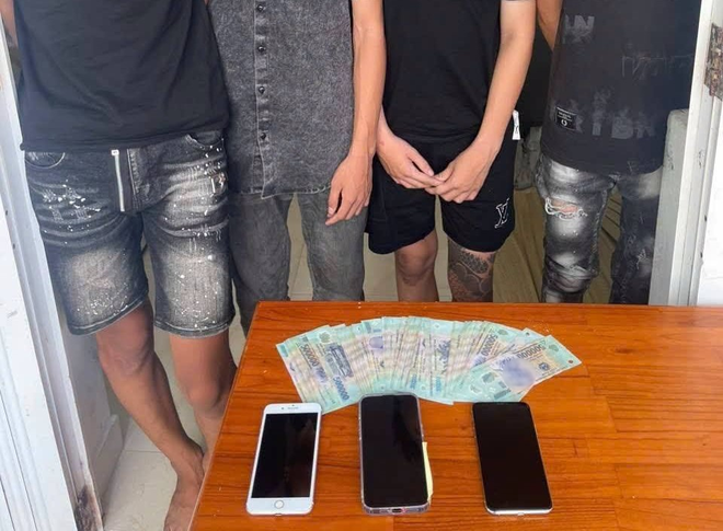 14 tuổi hết tiền chơi game, chui vô nhà dân ăn cắp heo đất đập mua 2 xe máy và iPhone