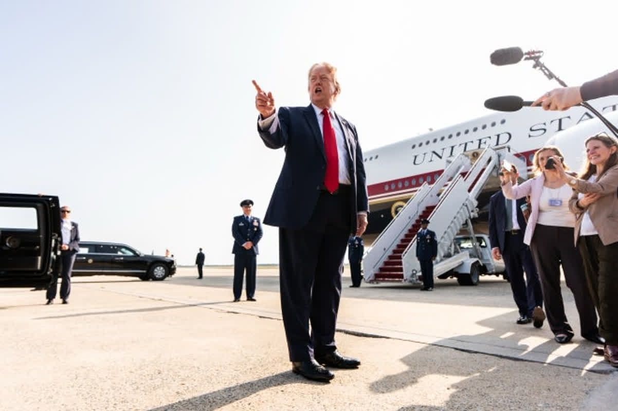 怯えたトランプ大統領が逃げ込んだのは「機内食のトラック」? エアフォースワンはおとりだった