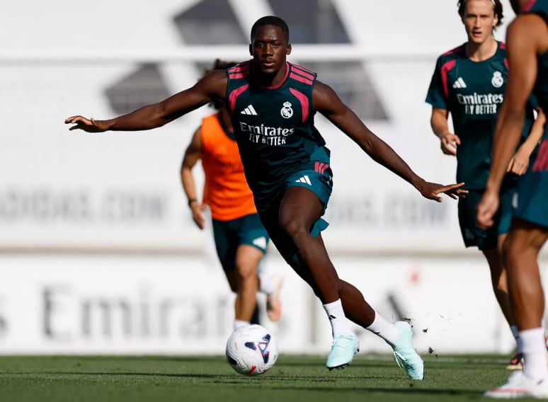 Konate, entrenado con el Real Madrid.