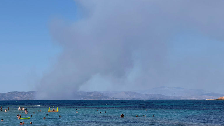El humo se eleva en Salamina durante un incendio forestal, visto desde la isla de Agistri, Grecia, el 16 de agosto de 2026.
