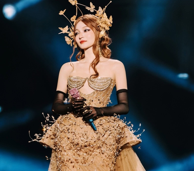 Trương Thiều Hàm diện đầm Phan Huy trên sân khấu Jiangsu Concert 2026