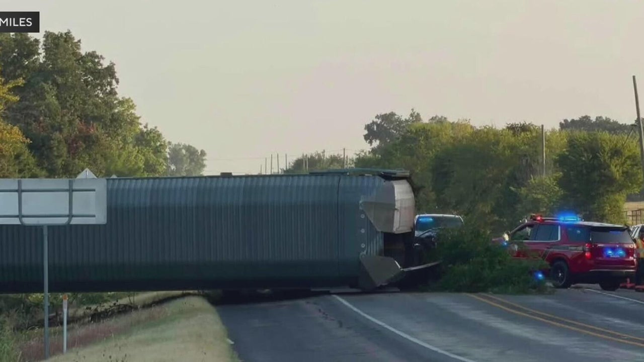 Train derails in Grayson County