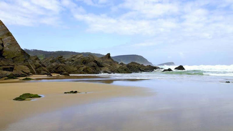  La playa de Galicia donde brotan los enigmáticos 'ojos de sapo' y esconde un misterio vikingo 