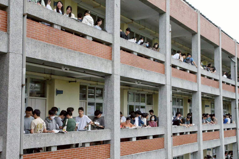 考分會指出，本學年總計1764系組招生、總名額3萬2494 名，登記人數3萬3071 人，總錄取人數3萬2257 人，錄取率為 97.5％。（示意圖，記者趙雙傑／攝影）