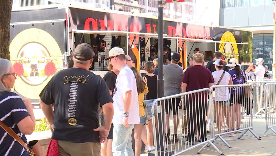 Guns N' Roses returns to St. Louis, bringing longtime fans to Busch Stadium