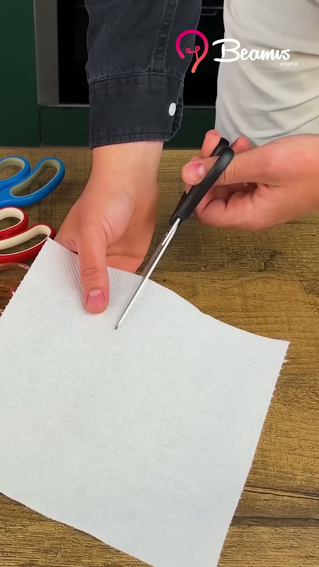 Scissor sharpening hack using a spark plug #easy #scissors #sharpening