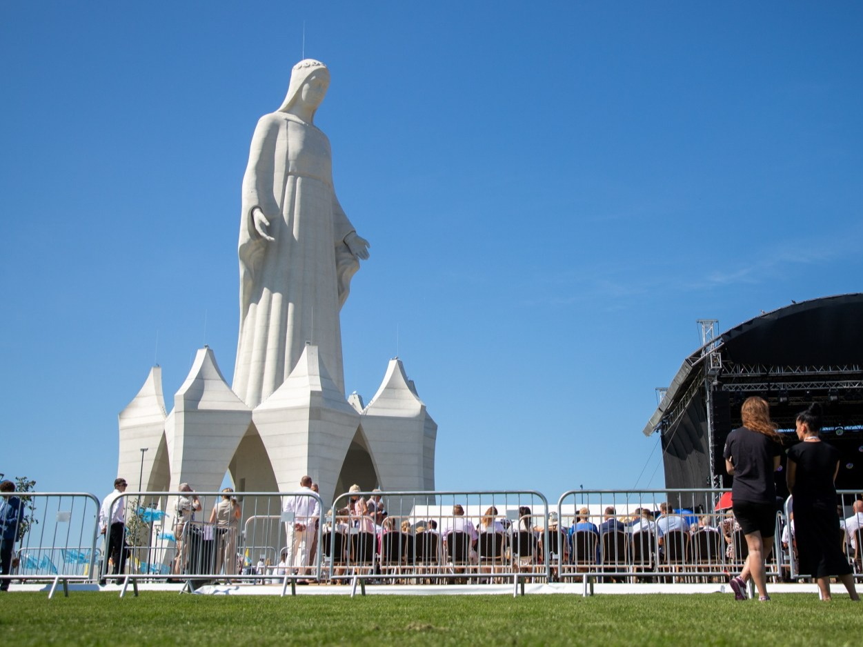 gigantyczny-pomnik-matki-boskiej-przyci-gnie-t-umy-to-bezcenna-promocja