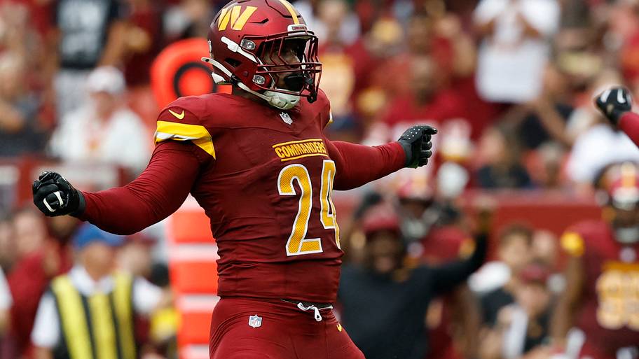 Von Miller shouts out Cowboys fans after signing with Dallas