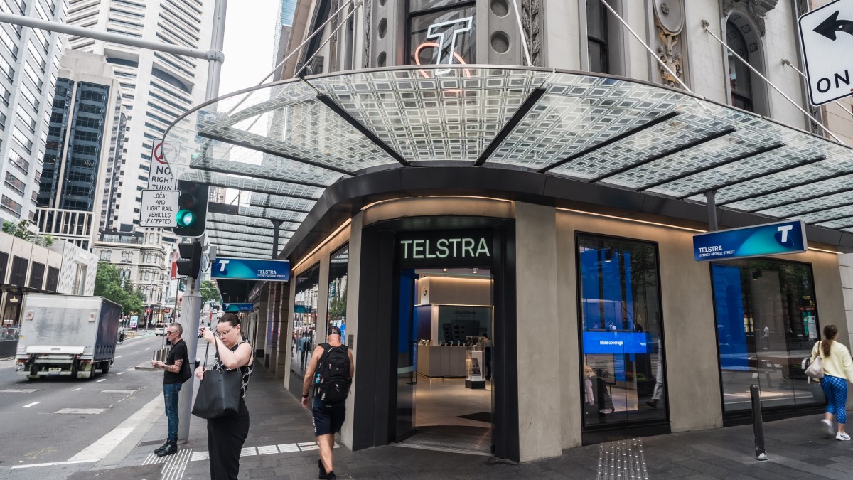 Bonus cut over triple-0 outage but Telstra CEO's pay jumps to $6.8m