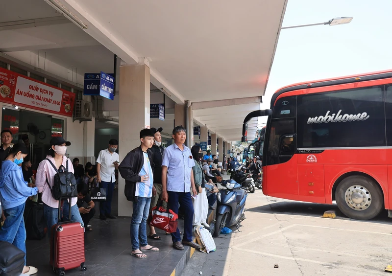 Hà Nội 'chặn' nạn đội giá vé, nhồi nhét khách dịp 2/9