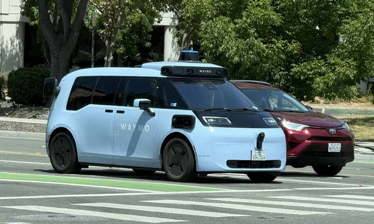 Một chiếc Zeekr nhập từ Trung Quốc làm robotaxi của Waymo trên đường phố Mỹ. Ảnh: Goshima