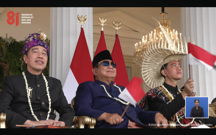 Momen Presiden Prabowo Subianto diapit Presiden ke-7 RI Jokowi dan Wapres Gibran Rakabuming Raka di Istana Merdeka, Jakarta, Senin (17/8/2026). Foto: YouTube/ Sekretariat Presiden