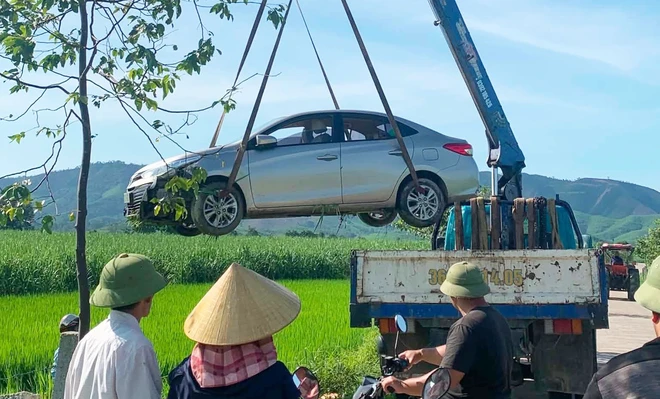 Tài xế xe dịch vụ nghi đột quỵ tử vong, xe lao xuống ruộng