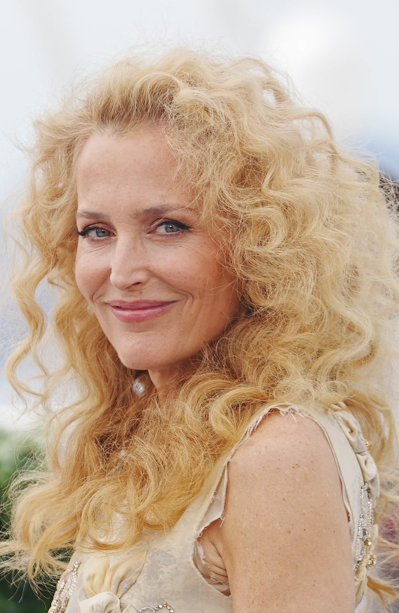 Gillian Anderson functions better without breakfast