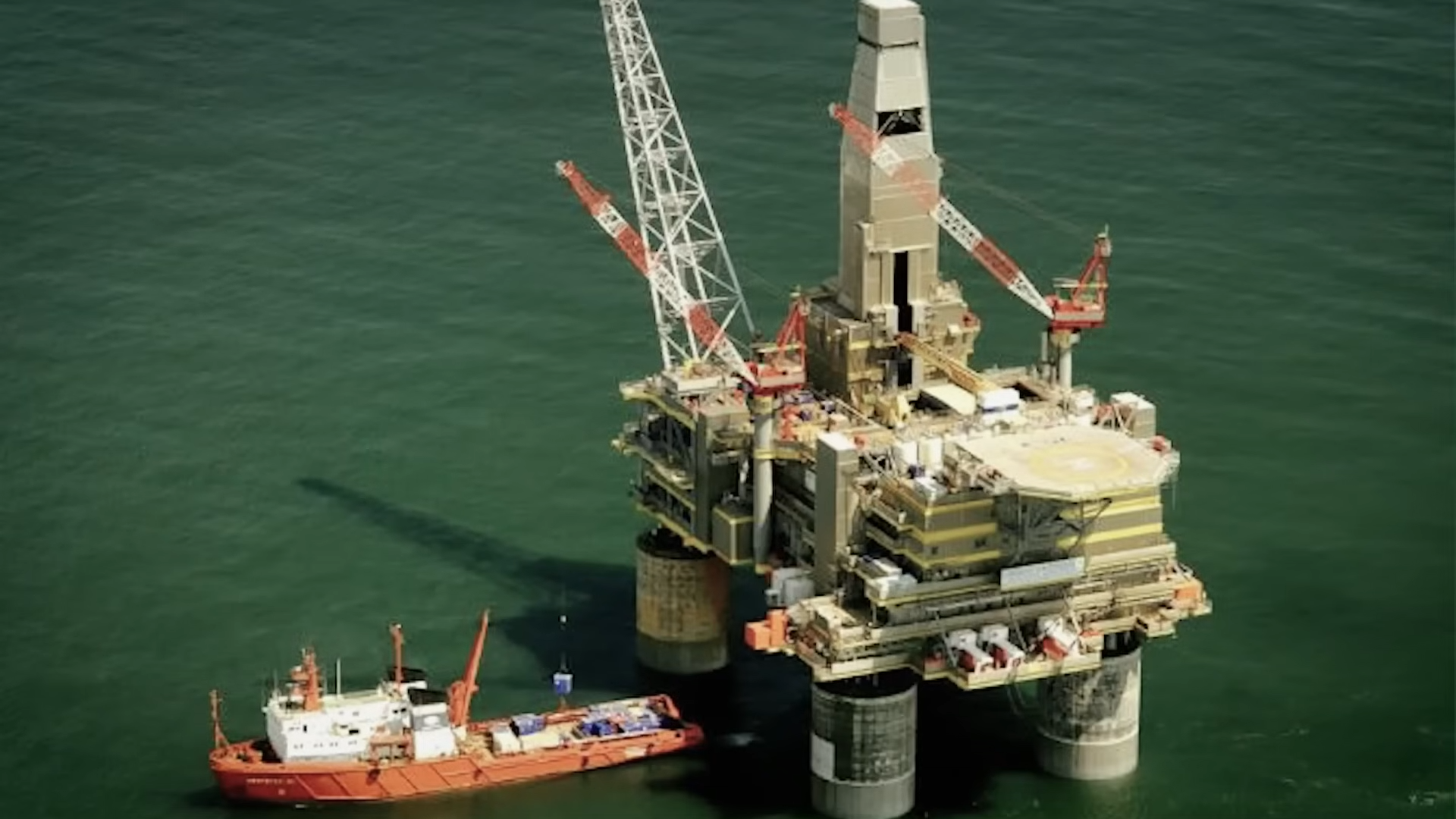 They needed to remove a 31,000-ton oil rig... what happened next set an ...