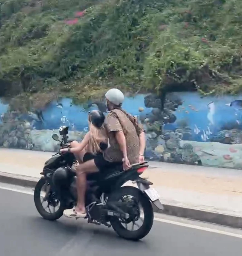 Xác minh clip bé gái nước ngoài lái xe máy ở Nha Trang