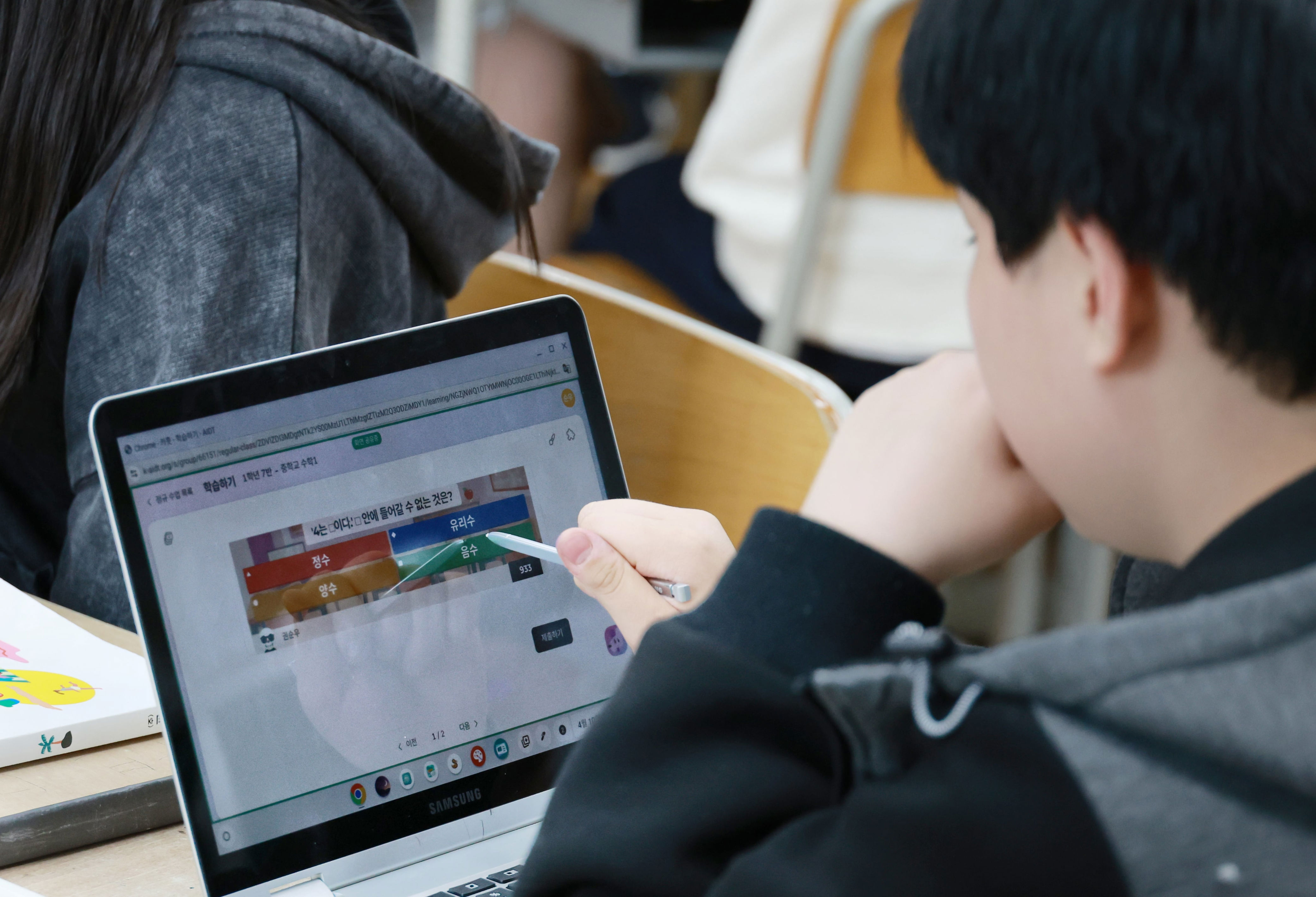 Learning tablets turn classrooms into 'PC cafes' despite ban