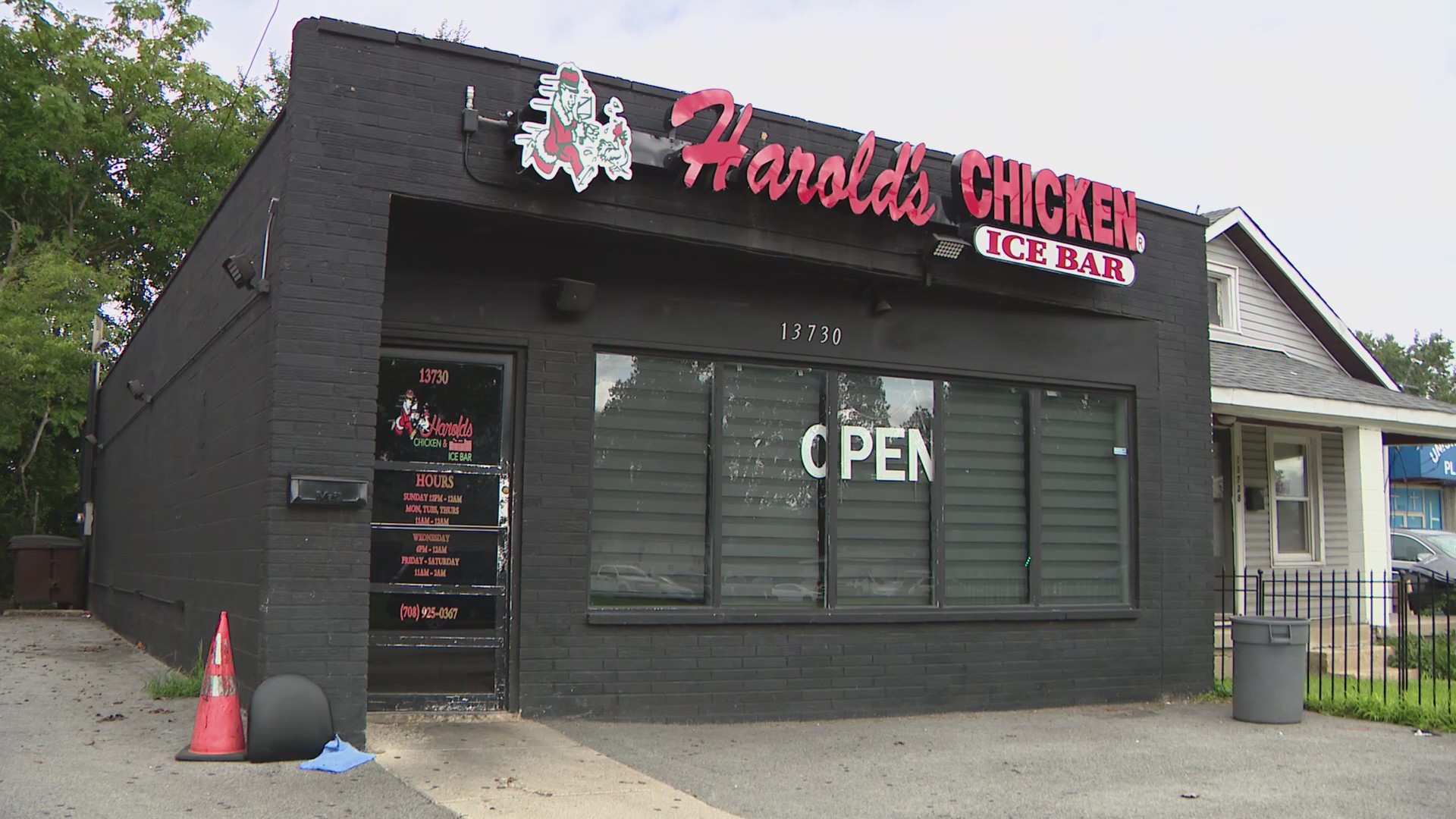 Gunman killed by security guard, 2 injured in shooting at Harold's ...