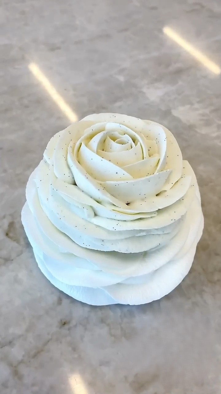 Pavlova rose! Simple, yet a very romantic take on a traditional red ...