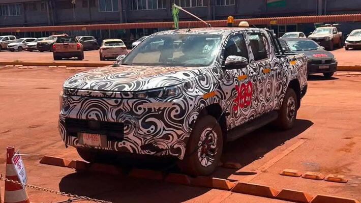 Protótipo da Toyota Hilux elétrica flagrada no Brasil Foto: Reprodução/BF//MS