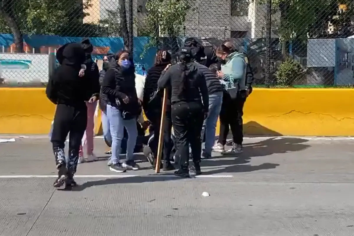 Motociclista embiste a dos manifestantes en Circuito Interior