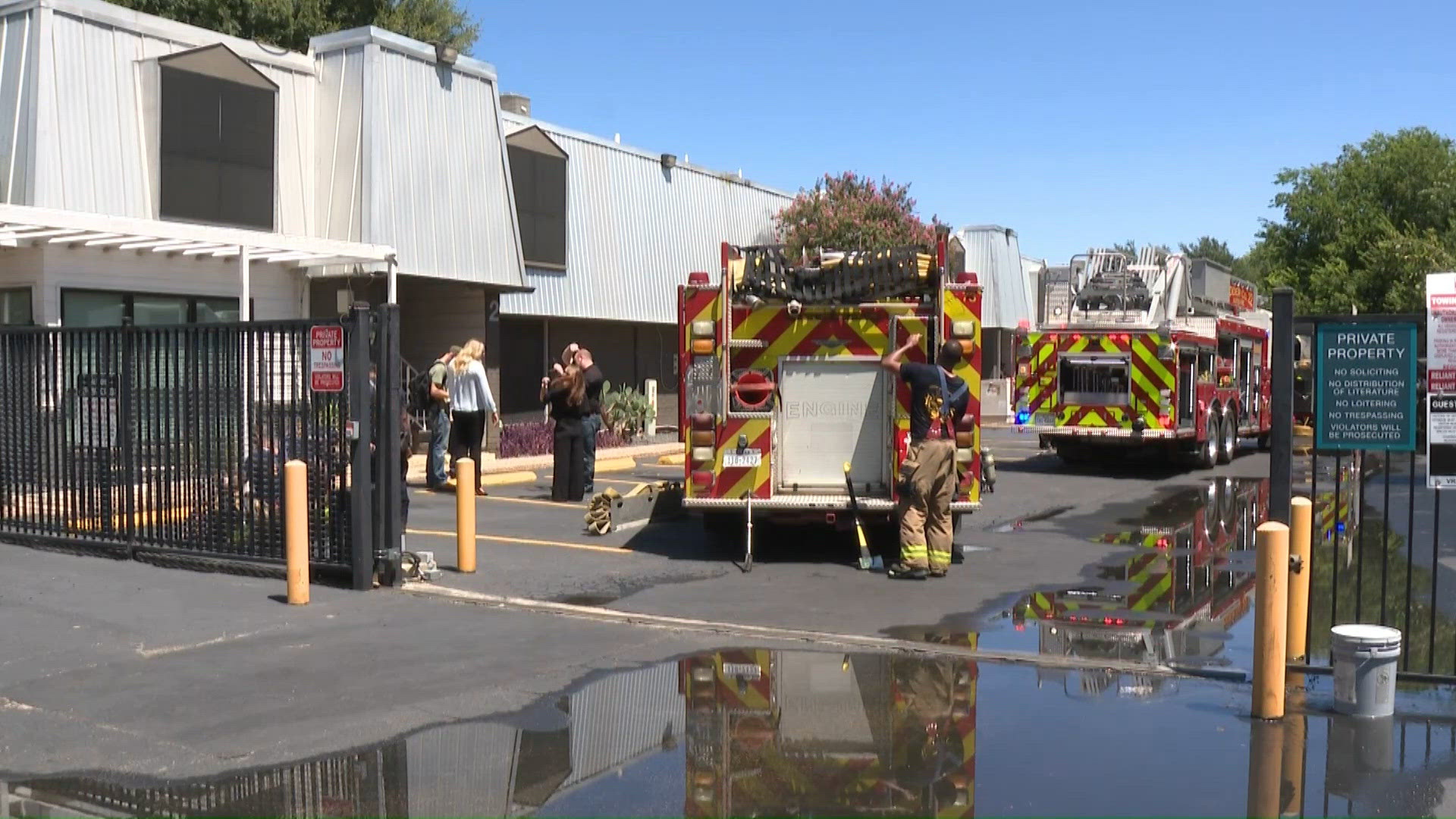 Crews battle apartment fire in southeast Austin