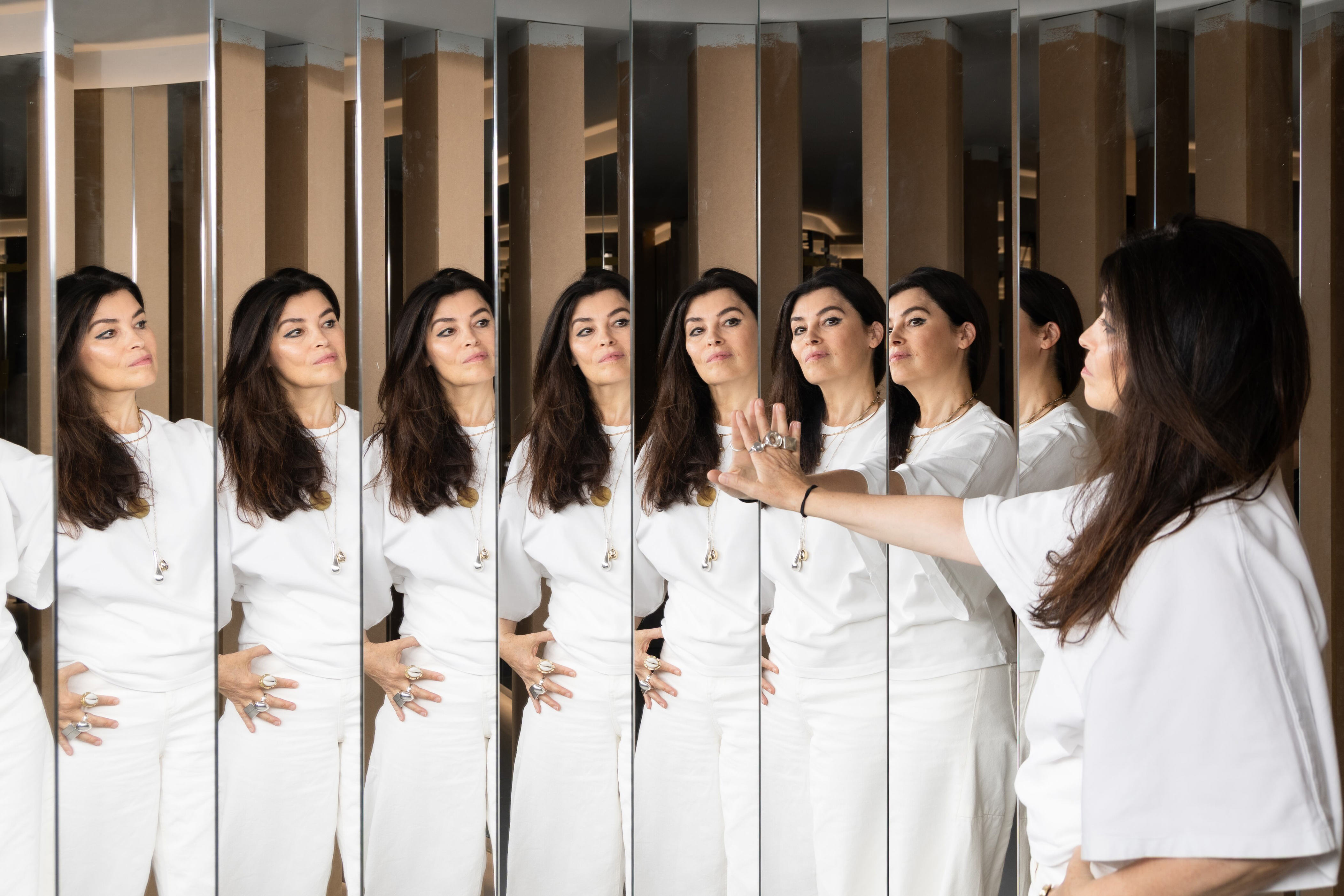 Es Devlin's Seoul exhibition blends mirrors, books