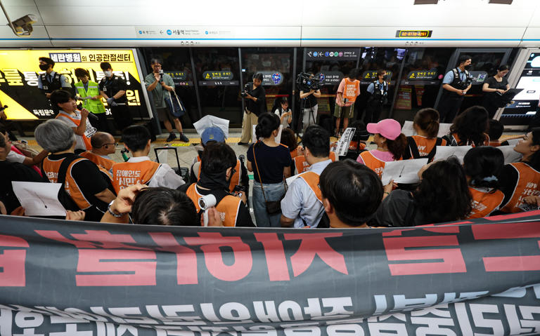 전장연 시위에… 서울역 1호선 하행선·4호선 상행선 무정차 통과