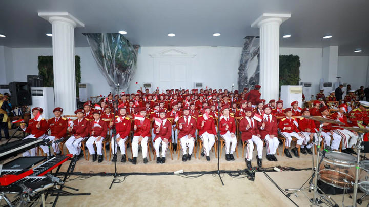 Paduan Suara Sekolah Rakyat Orkestra, yang tampil pada peringatan Hari Ulang Tahun (HUT) 81 Kemerdekaan Republik Indonesia di Istana Merdeka, Jakarta, Senin (17/8/2026). Foto: Kemensos RI