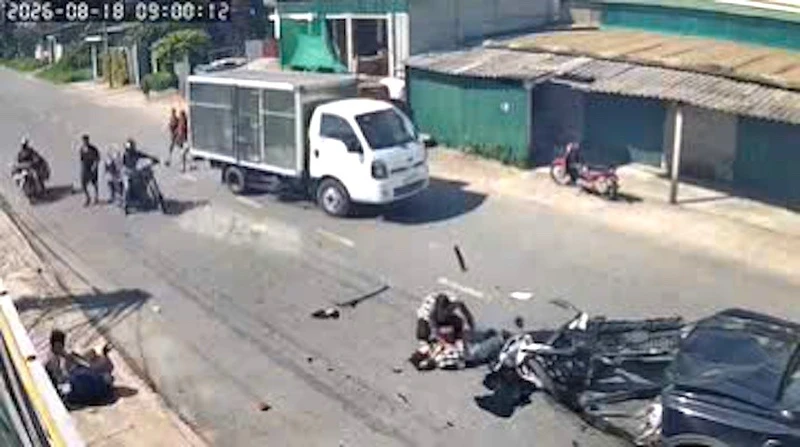 Khoảnh khắc 2 người đi xe máy bị ô tô bán tải tông văng ở ngã tư đường