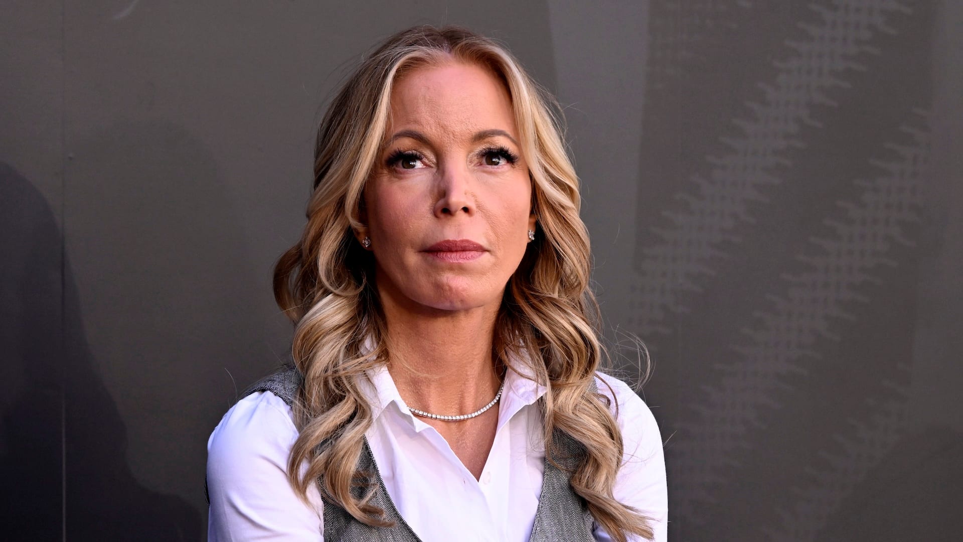 Jeanie Buss contesting siblings' decision to sell remaining Lakers shares