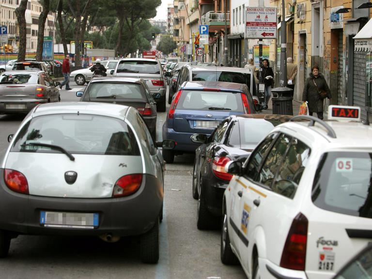 “Sono senza benzina”, e scatta la truffa dell’anello d’oro. Come funziona e i segnali per riconoscerla