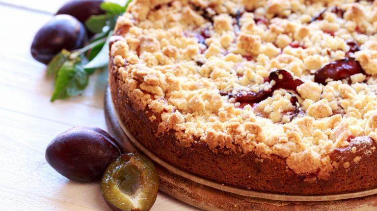 Saftiger Zwetschgenkuchen mit Streuseln: In nur 20 Minuten im Ofen ...