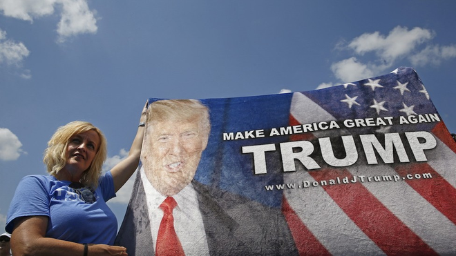 Tỉ lệ ủng hộ ông Trump chạm đáy trong thăm dò của Reuters