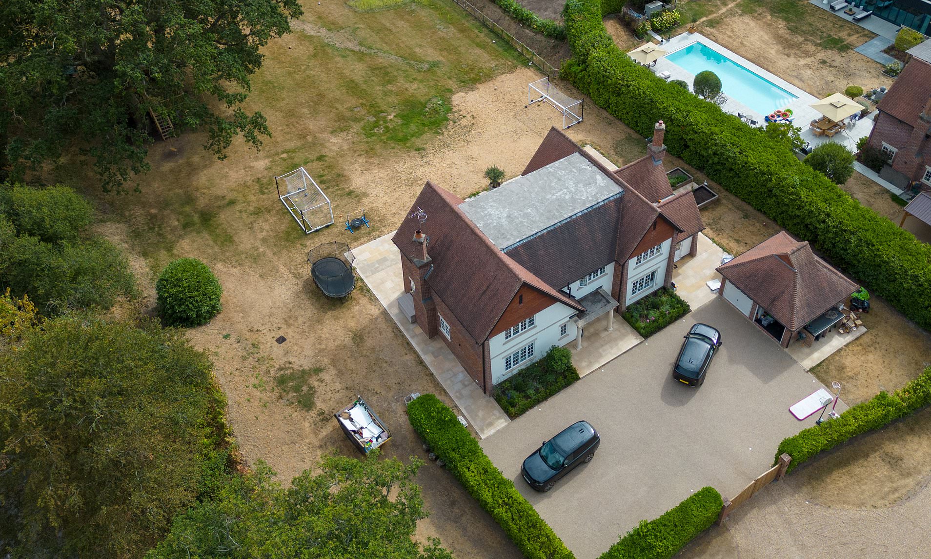 Sam Faiers abides by hosepipe ban with scorched grass after Mark Wright showcased bright green lawn
