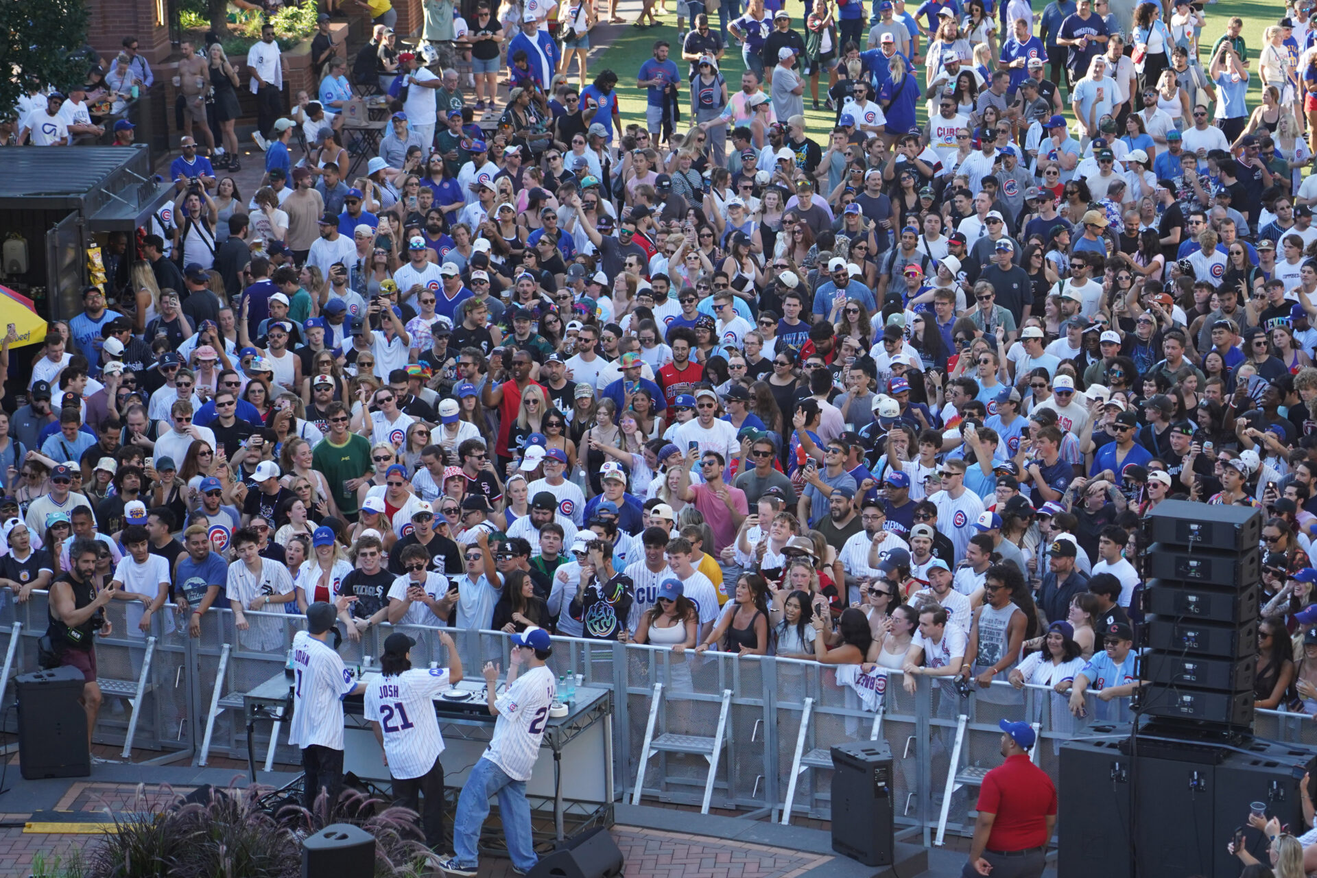 Cubs, White Sox fans have massive brawl in Wrigley Field bleachers