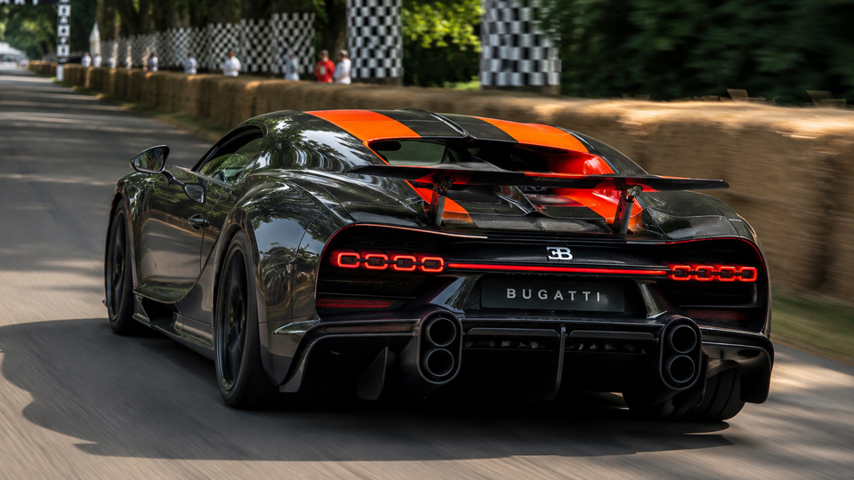 Bugatti Chiron Super Sport 300+ goes flat out