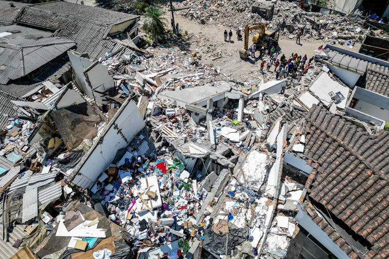 A 7.4-magnitude earthquake has killed more than 280 people in Colombia ...