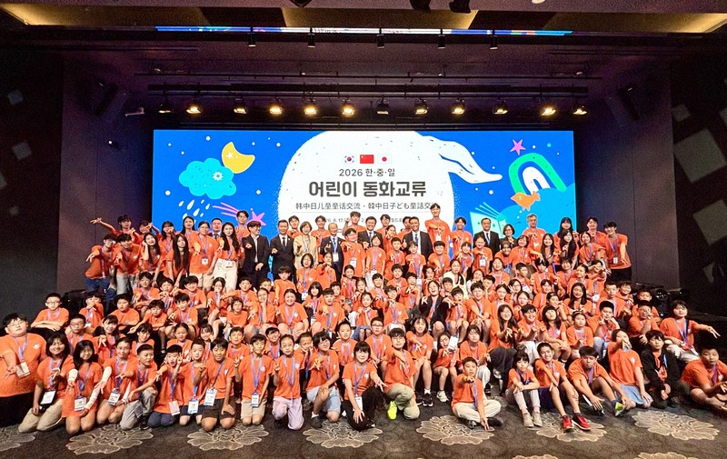 ソウルで日中韓子ども童話交流 小学生が「月」テーマに絵本創作