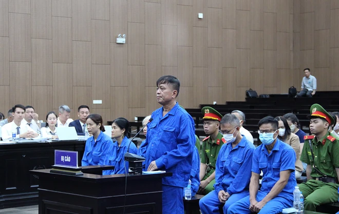 Cựu thứ trưởng Nguyễn Bá Hoan nói có nhận tiền, USD, đồng hồ nhưng xin tòa xem lại 10 tỉ đồng quà Tết